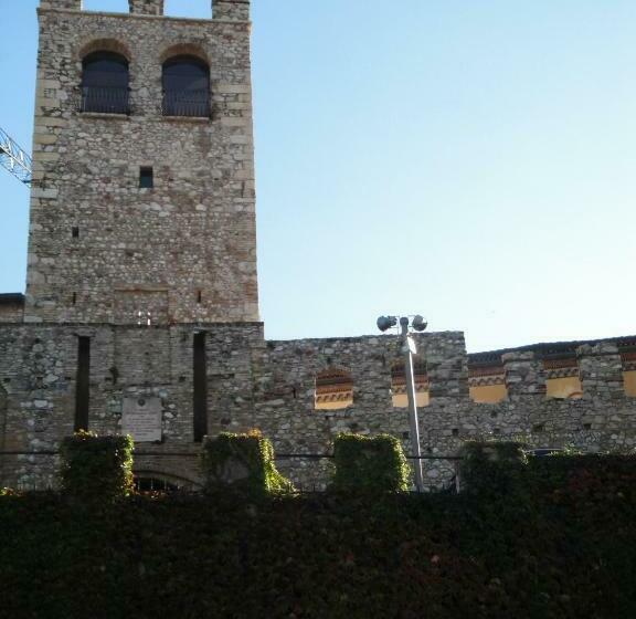 سوئیت جونیور با چشم‌انداز, The Tower Of The Old King