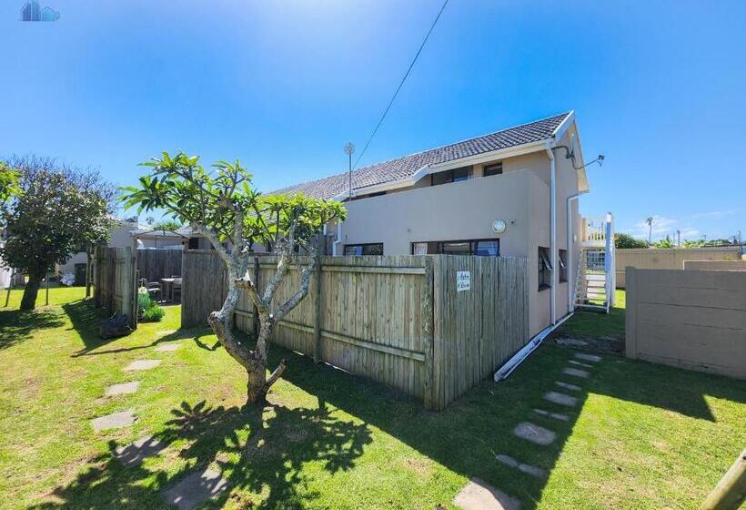 Семейный Номер Вид на Сад, Gonubie Guest Cottages