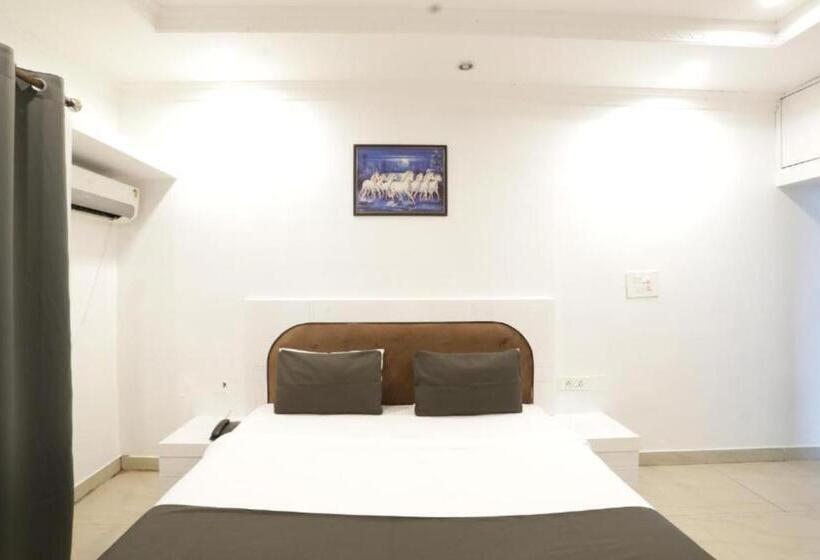 Номер Deluxe Кровать Кинг, Hi5 Stay Near Care Hospital By Morservices