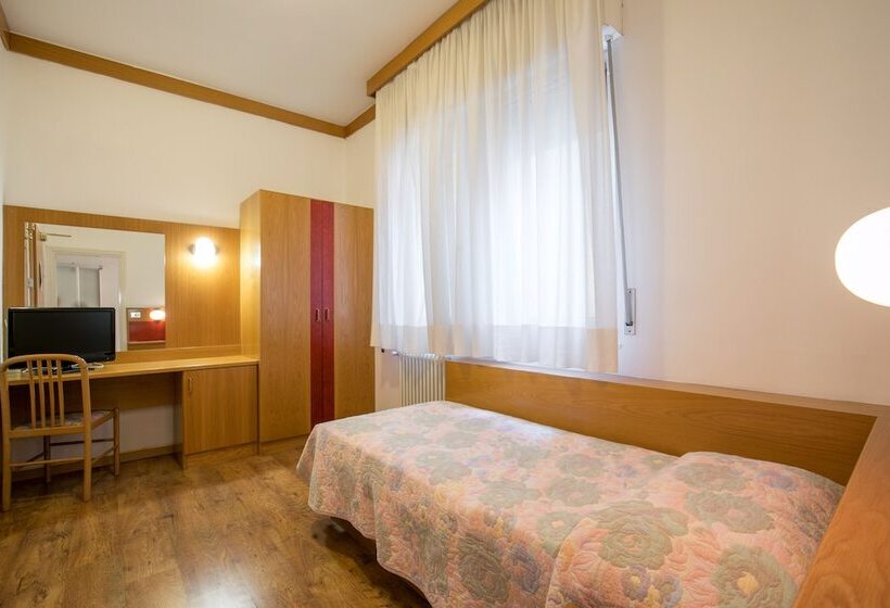 Quarto Estandar Individual, Daniela