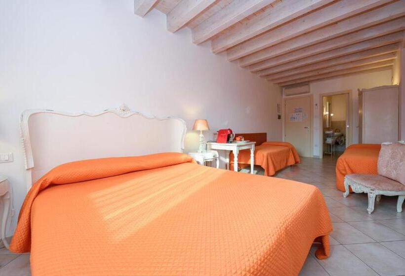 Четырехместный Номер Стандарт, Le Rêve   Lake View Rooms
