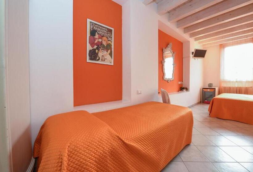 غرفة قياسية رباعية, Le Rêve   Lake View Rooms