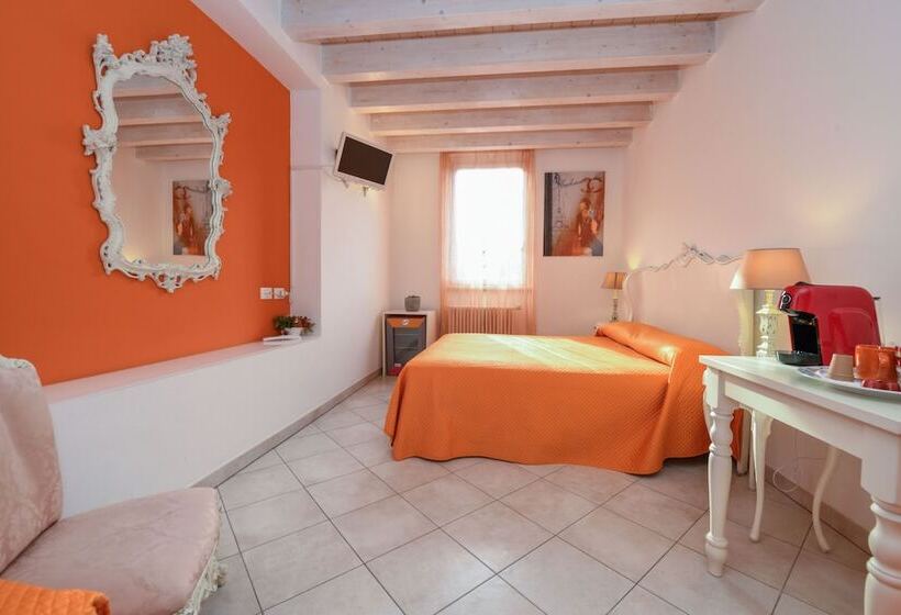 غرفة قياسية رباعية, Le Rêve   Lake View Rooms