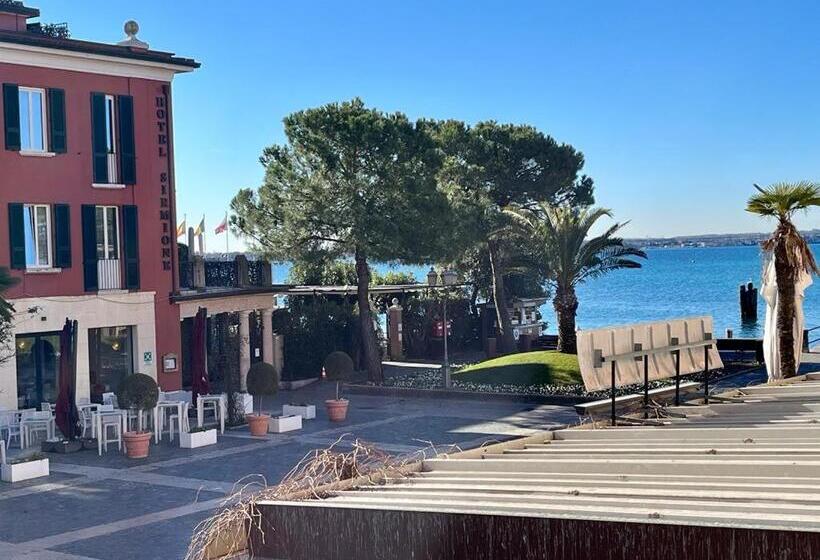 غرفة قياسية رباعية, Le Rêve   Lake View Rooms