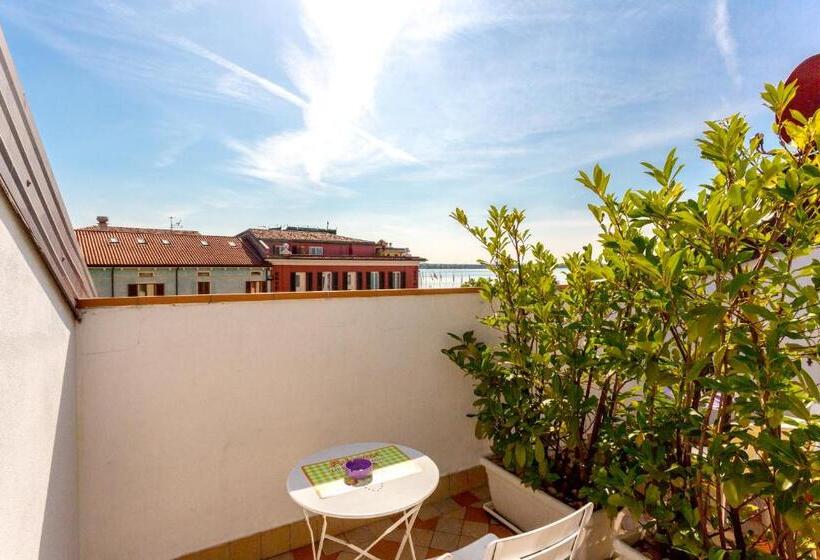 غرفة قياسية مزوَّدة بشُرفة, Le Rêve   Lake View Rooms
