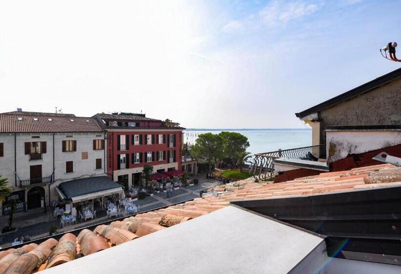 غرفة قياسية مزوَّدة بشُرفة, Le Rêve   Lake View Rooms