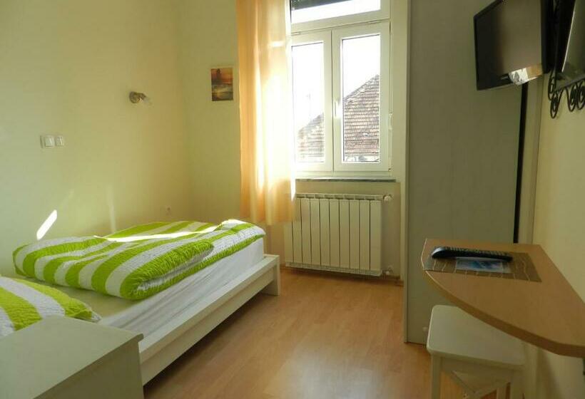 اتاق استاندارد یک نفره, Hostel Sonce
