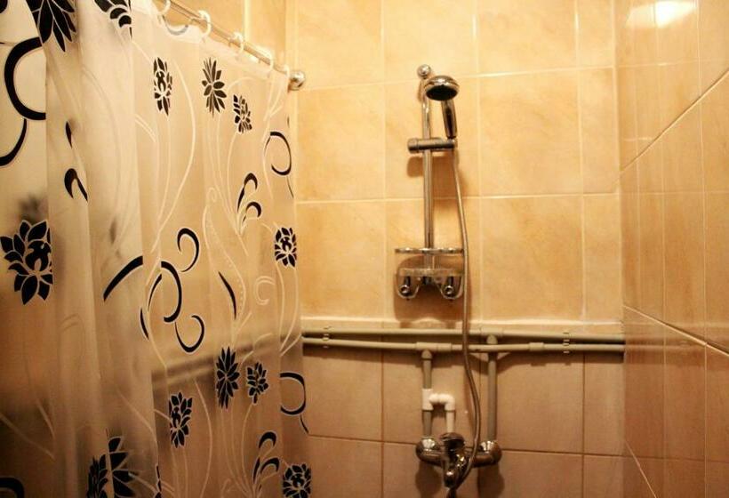 اتاق استاندارد چهارنفره با سرویس بهداشتی مشترک, Hostel 42