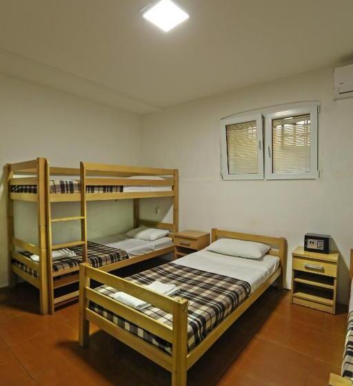 اتاق استاندارد چهارنفره با سرویس بهداشتی مشترک, Hostel 42