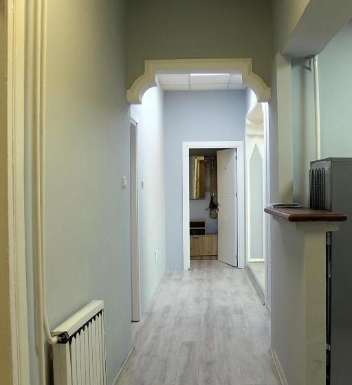 آپارتمان 1 خوابه با بالکن, Hostel 42