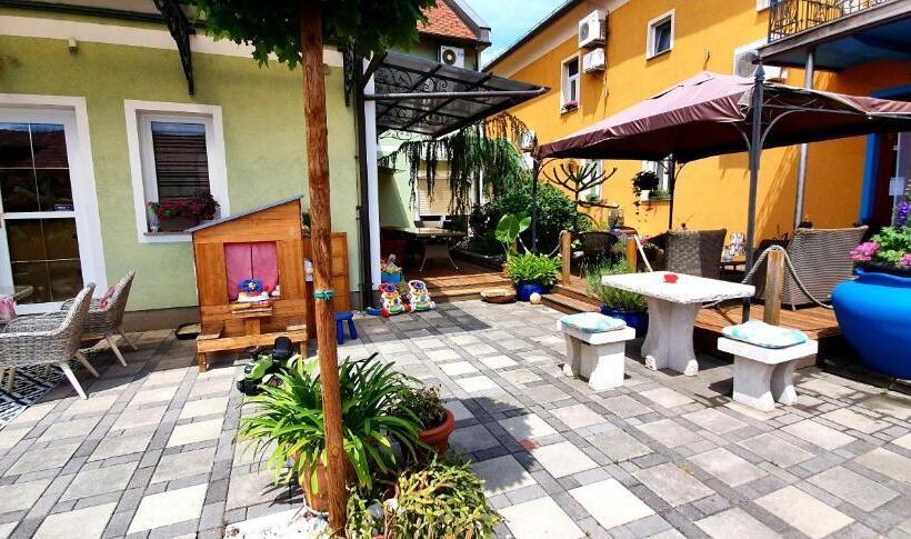 اتاق پنج‌تخته استاندارد, Hostel Sonce