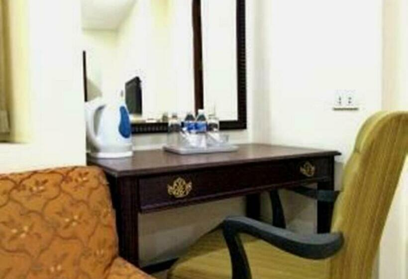 جناح إدارى, Cindy Kelly