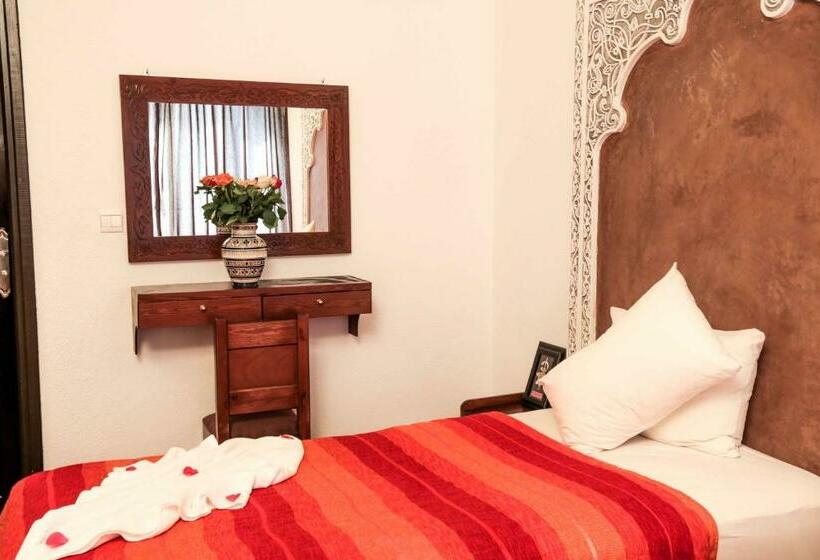 Номер Стандарт, Riad Nakhla