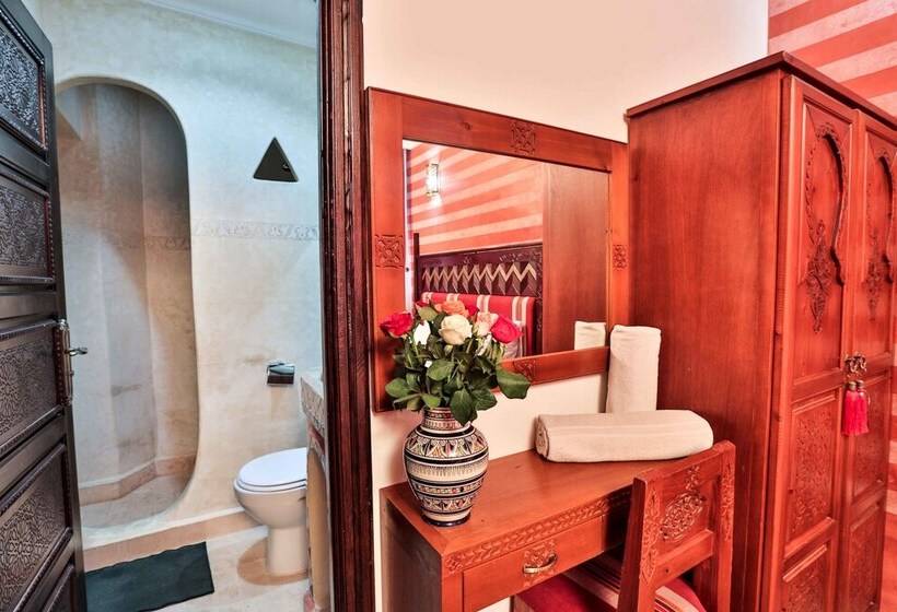 Номер Стандарт, Riad Nakhla