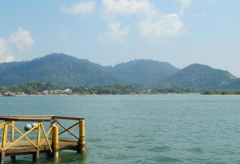 بنجلو قياسى, Rumbia Resort Villa Paka