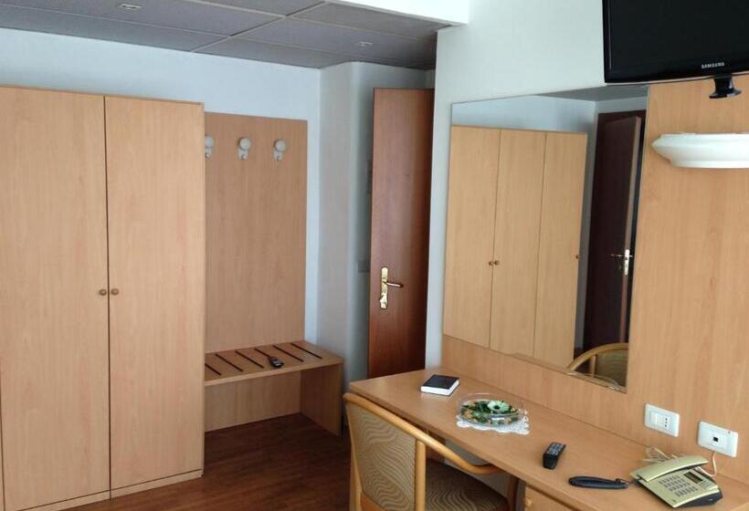 スタンダード４人部屋, Roma
