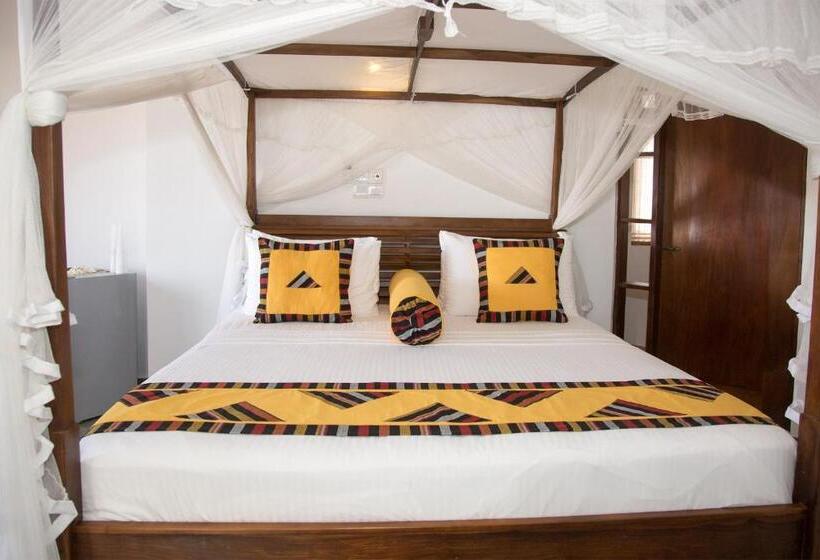 Family Suite, Suriya Arana