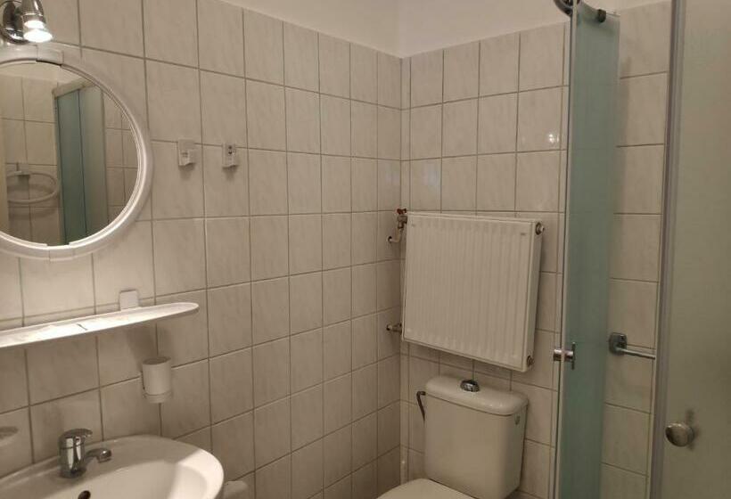 Standart Oda, Elīna