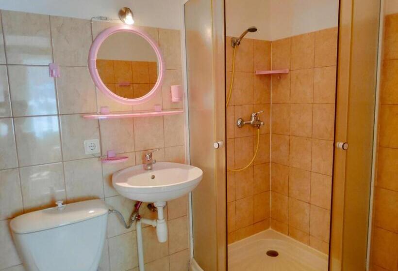 Dört Kişilik Standart Oda, Elīna