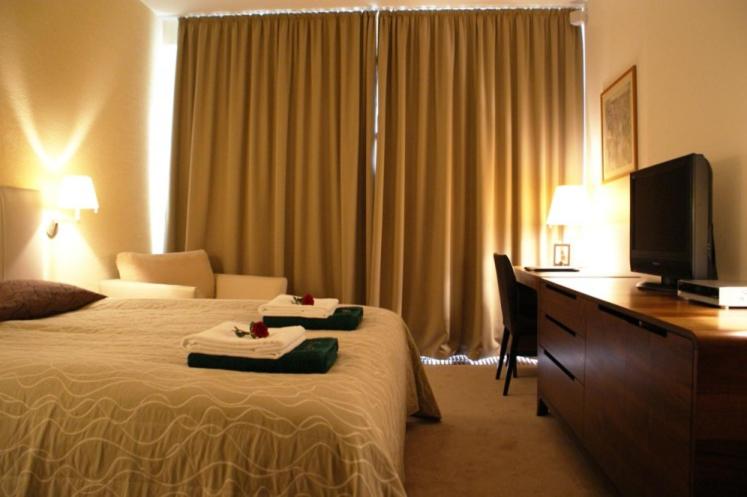 اتاق لوکس, Guest House Aštuoni
