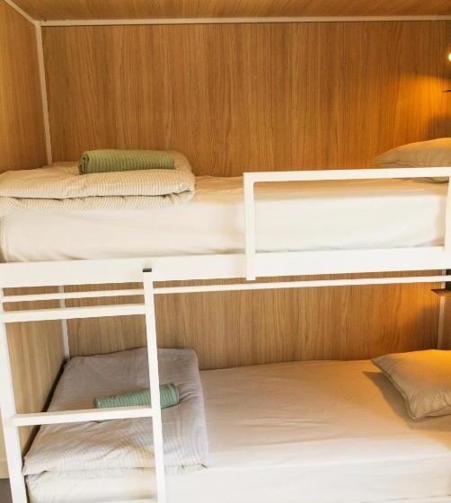 공동 객실, The Lighthouse Hostel