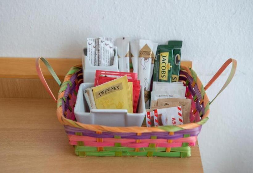 اتاق استاندارد چهارنفره با سرویس بهداشتی مشترک, Garni Moderno