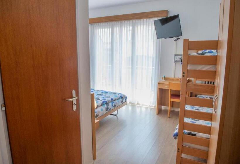 اتاق استاندارد چهارنفره با سرویس بهداشتی مشترک, Garni Moderno