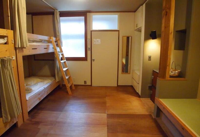 Четырехместный номер эконом класса с общей ванной комнатой, Yuzan Guesthouse
