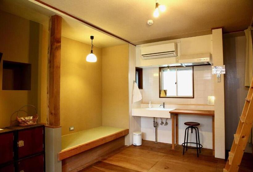 Четырехместный номер эконом класса с общей ванной комнатой, Yuzan Guesthouse