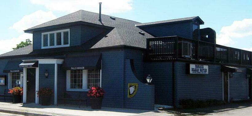 Standardrum, Falls Manor Resort