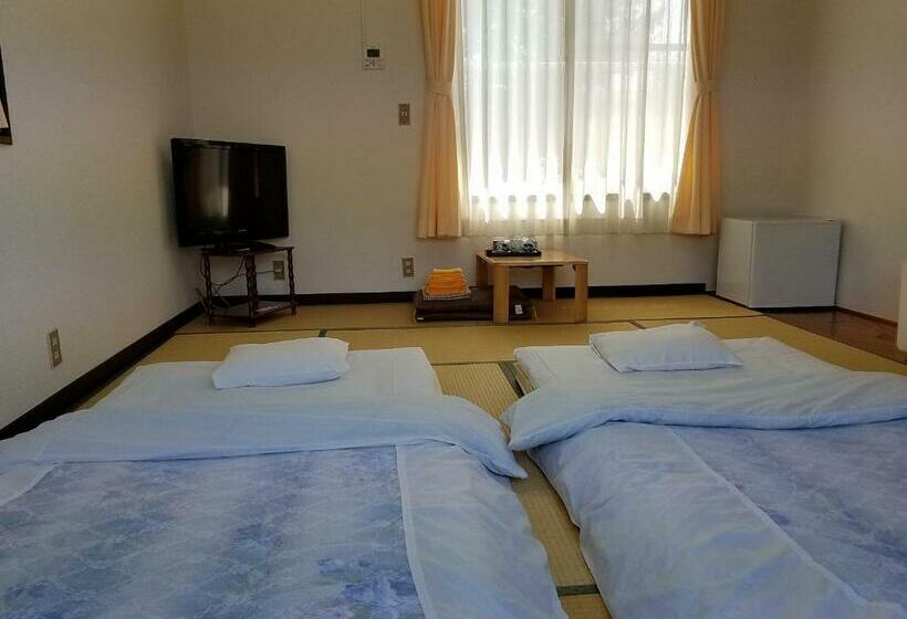 اتاق استاندارد چهارنفره با سرویس بهداشتی مشترک, Ryokan Matsukaze