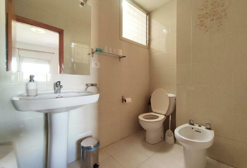 Номер Стандарт Трехместный, Hostal Neus