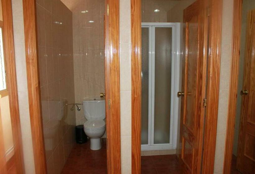 חדר סטנדרטי לארבעה עם חדר אמבטיה משותף, Albergue Los Chorros