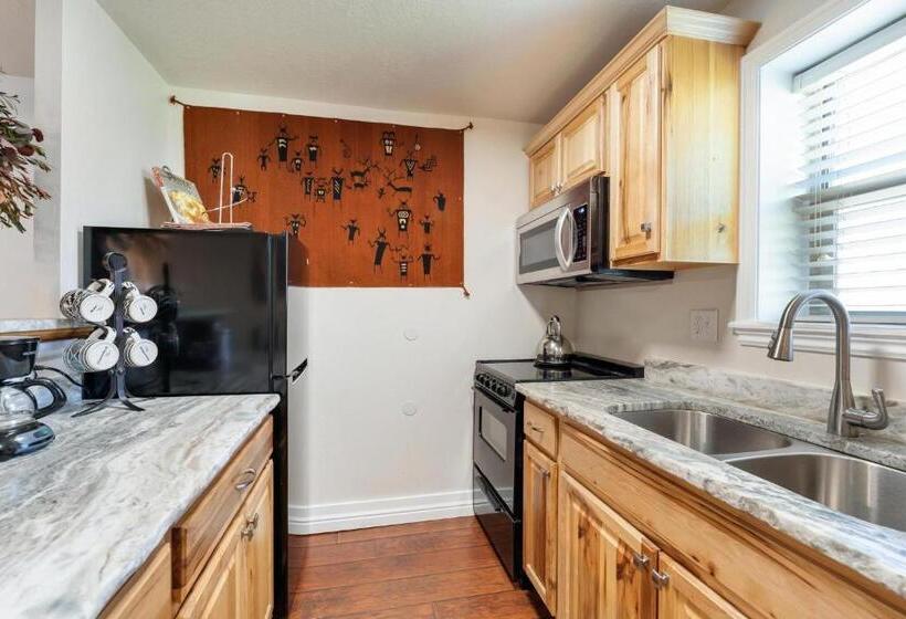 جناح إدارى, Stone Lizard Lodge