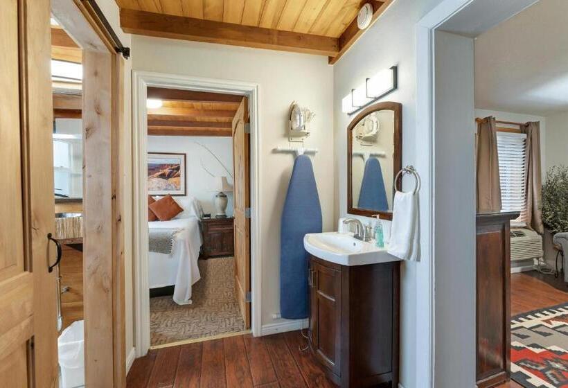 جناح إدارى, Stone Lizard Lodge