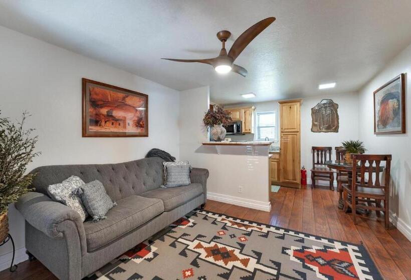 جناح إدارى, Stone Lizard Lodge