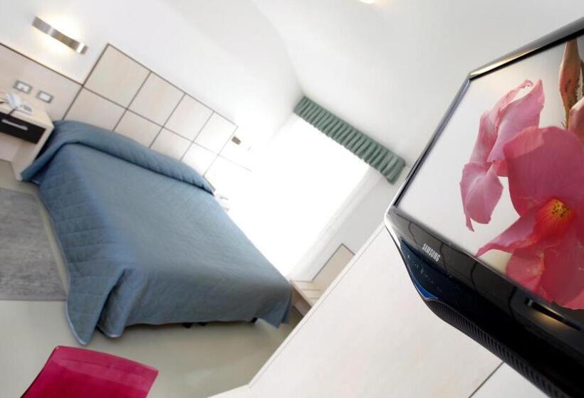 اتاق استاندارد سه تخته با چشمانداز استخر, Miorelli