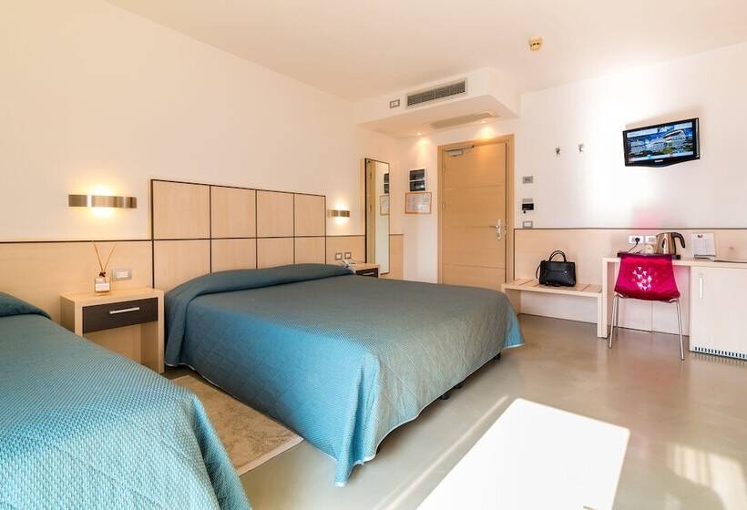 اتاق استاندارد سه تخته با چشمانداز استخر, Miorelli