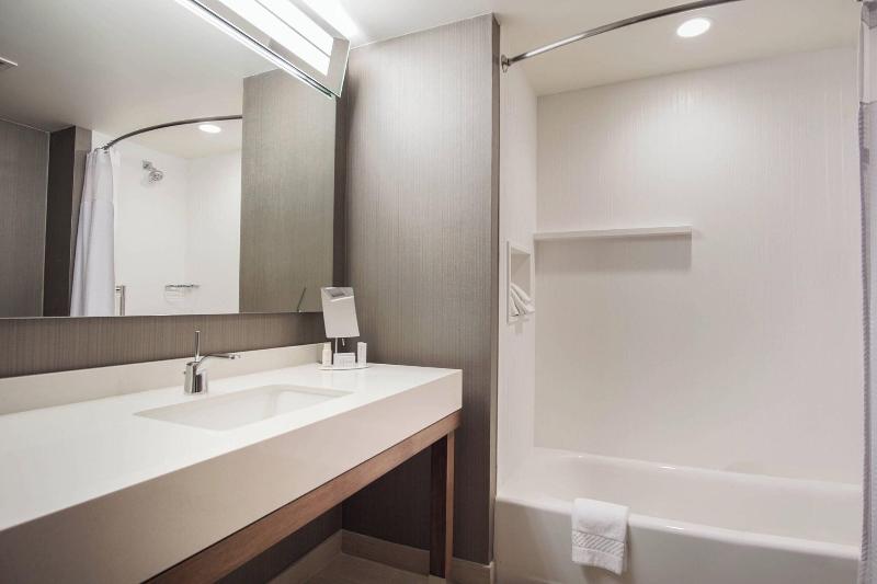 스탠다드 룸 킹사이즈 침대, Courtyard By Marriott Lenox Berkshires