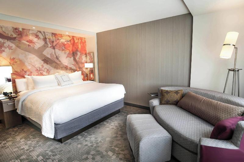 스탠다드 룸 킹사이즈 침대, Courtyard By Marriott Lenox Berkshires