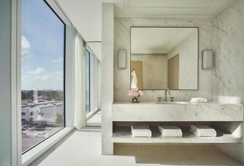 חדר קלאב עם מיטת קינג, Four Seasons Hotel At The Surf Club