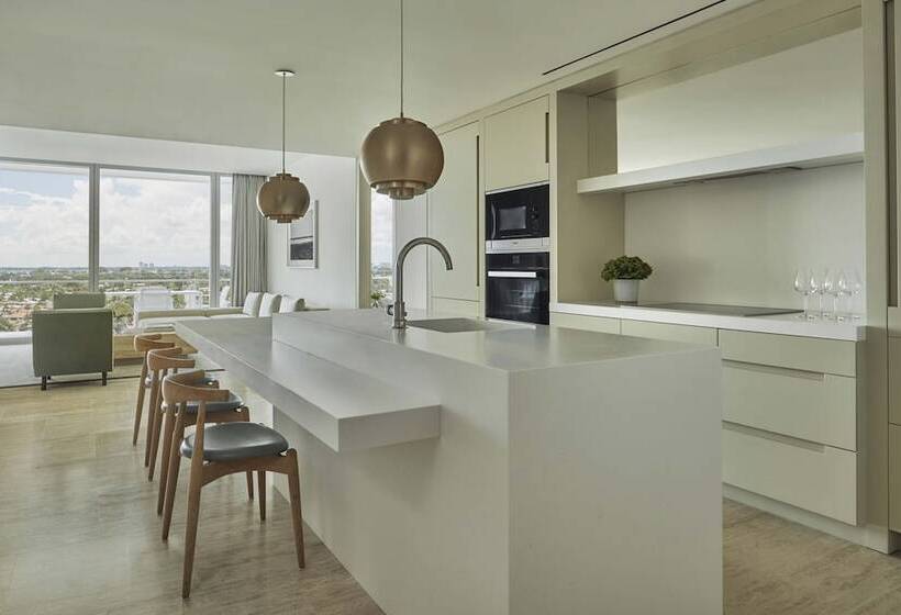 جناح بغرفتي نوم, Four Seasons Hotel At The Surf Club