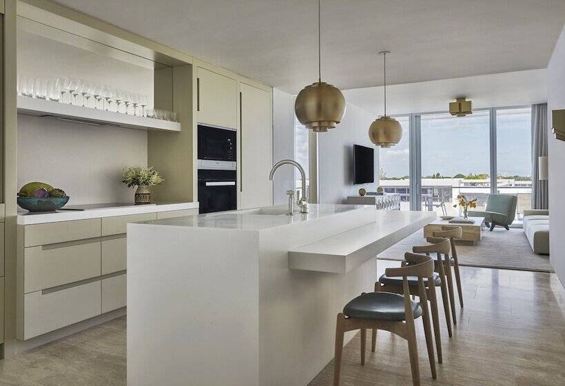 Люкс с Видом, Four Seasons Hotel At The Surf Club