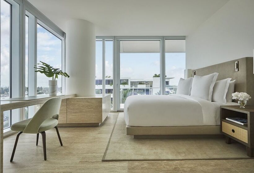 Люкс Клуб, Four Seasons Hotel At The Surf Club