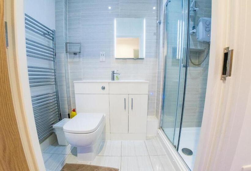 Апартаменты 3 Спальни, Ilford Tower Apartments