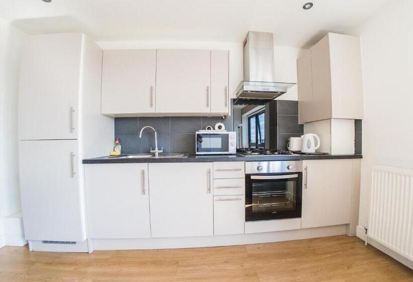 Апартаменты 3 Спальни, Ilford Tower Apartments