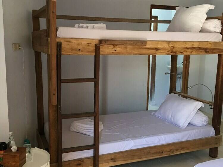 Семейный Номер, Bajo Sunset Hostel