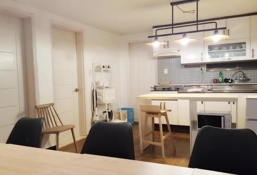 Апартаменты 2 Спальни, Hongdae Mainstreet Two Room House