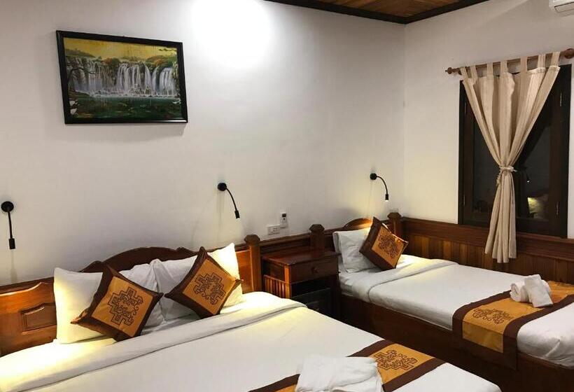 חדר סטנדרט לשלושה עם מרפסת, Luang Prabang Oudomlith Villa & Travel
