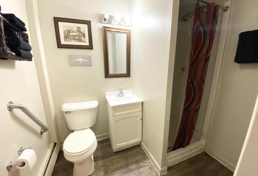 غرفة قياسية سرير كينج, Roundtop Mountain Vista   Cabins And Motel